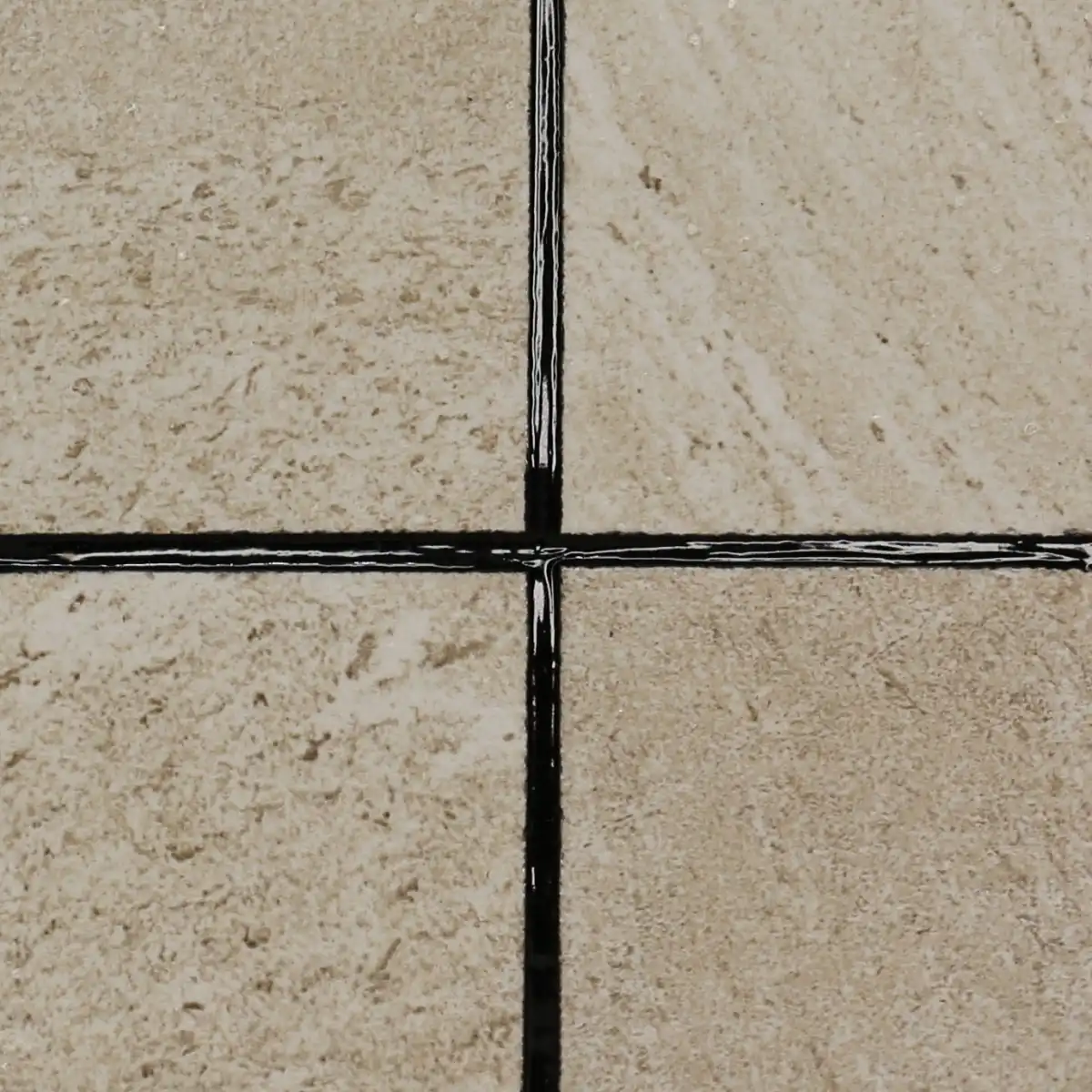 Joints de carrelages noir sur carrelage beige